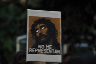 Cartel sobre el catolicismo vuelto contra sus preceptos.