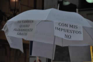Carteles sobre los agravios económicos.