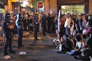 Manifestantes frente a la policía.