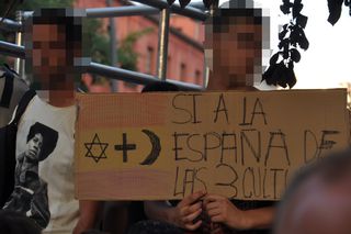Cartel sobre la integración religiosa.