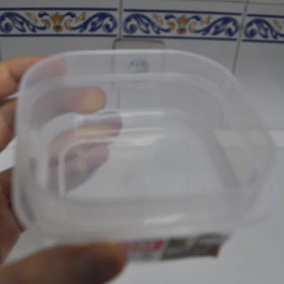 Recipiente con el fondo lleno de agua.