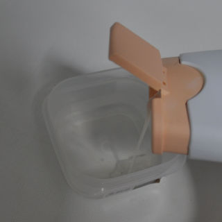 Añadiendo gel de ducha al agua.