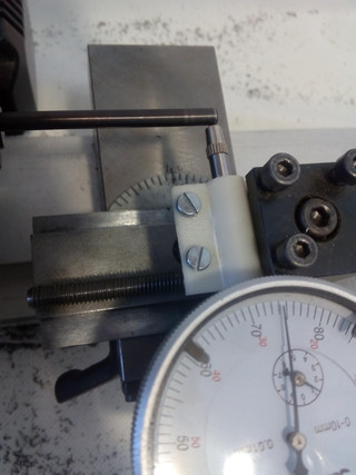 Reloj comparador montado en el torno.