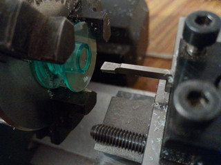 Corrigiendo una canilla en el torno.