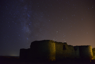 Fortaleza bajo las estrellas.