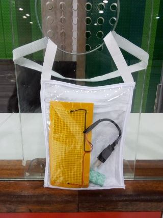 Bolsa colgada de la valla.