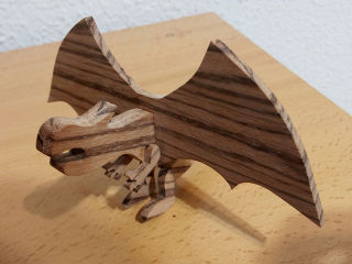 Dragón de madera visto desde delante.