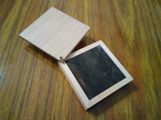 Caja del tangram abierta.